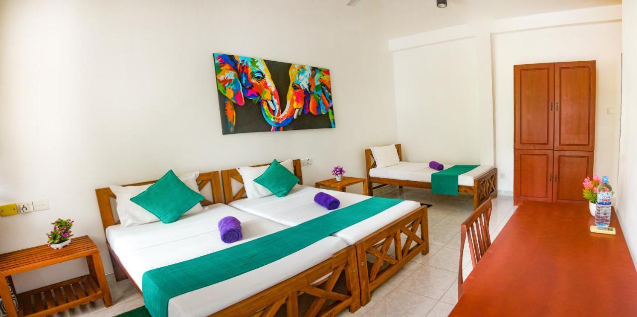 Di Sicuro Tourist Inn Hikkaduwa Extérieur photo